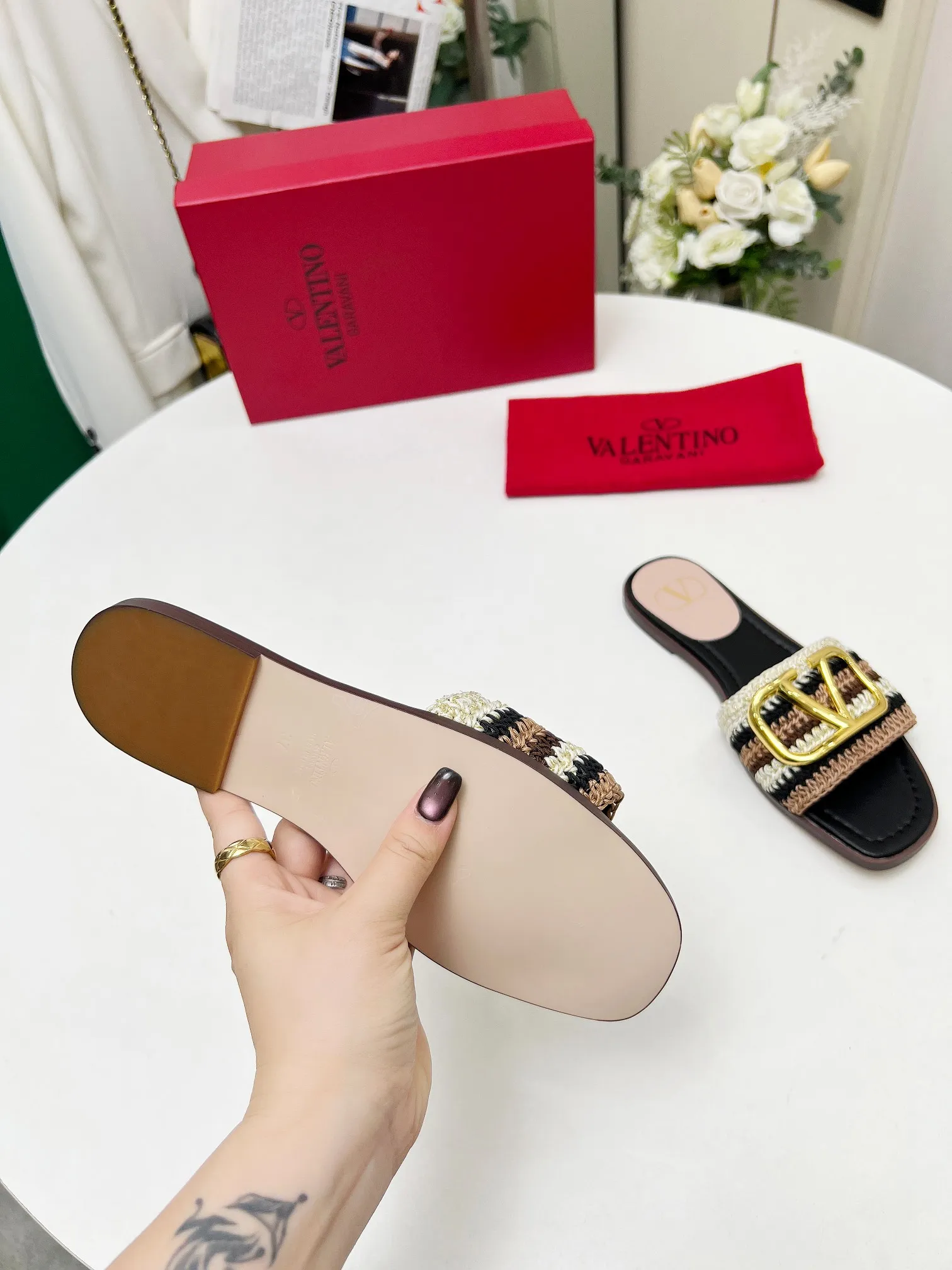 👟👟Ex-factory price 440👟👟 Genuine leather sole +30 🆕 Valentino👑👑 Latest series with perfect hand-woven details. A very eye-catching catwalk series launched [strong][strong] Code number: 35 to 43 (genuine leather sole +30)
